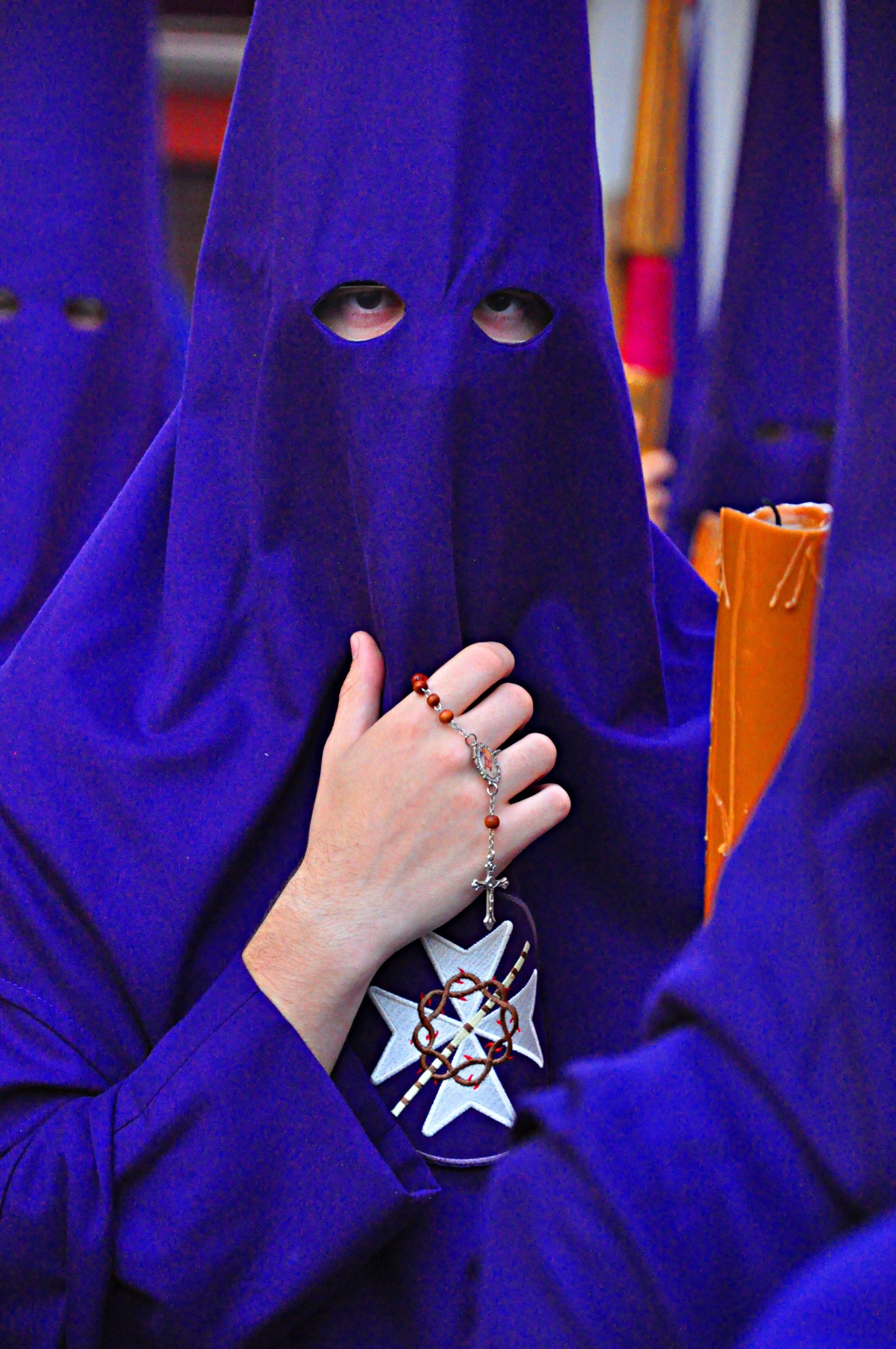 Nazarenos con capirotes en una procesión de Semana Santa en Sevilla
