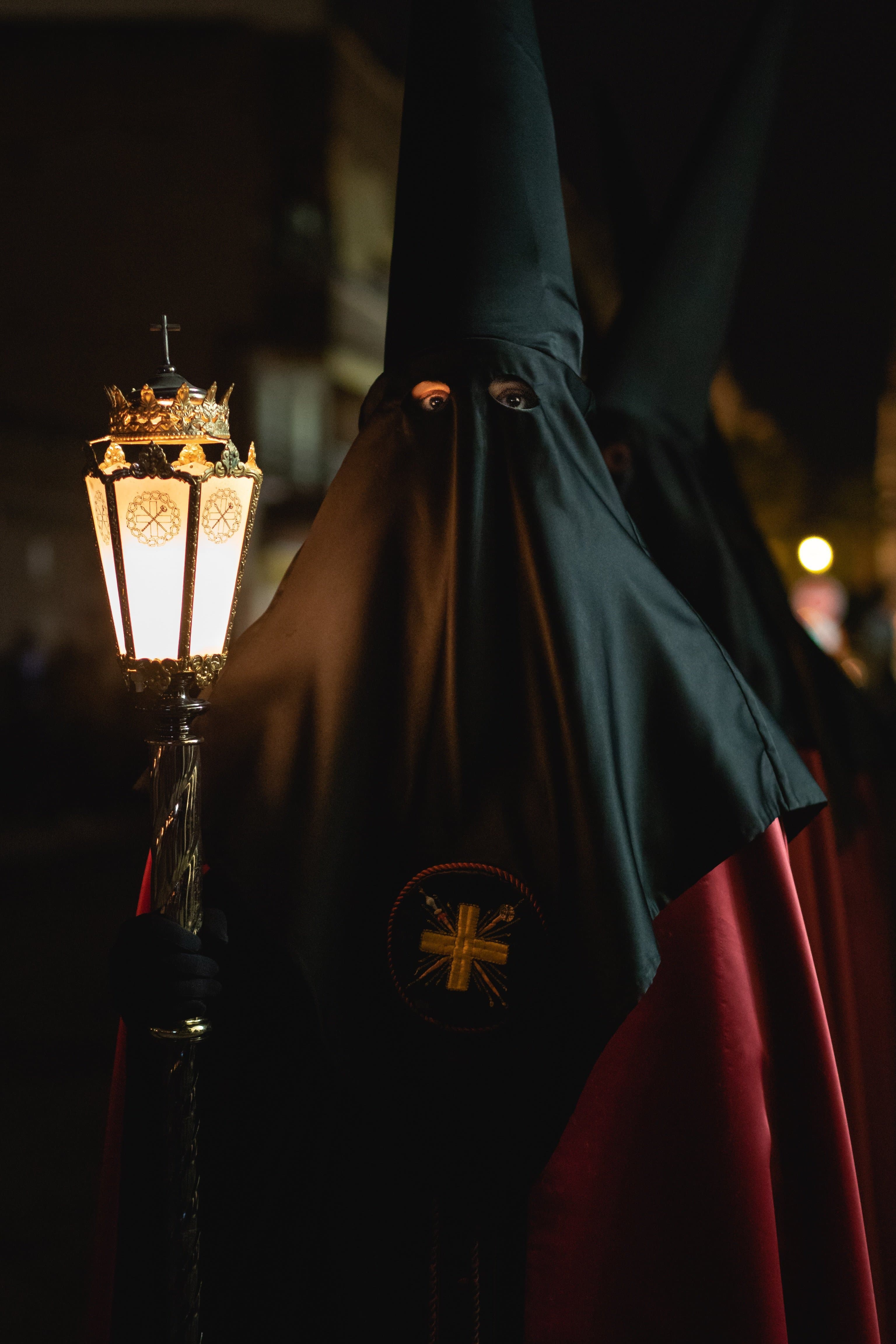 Nazarenos con capirotes durante una procesión del Domingo de Ramos