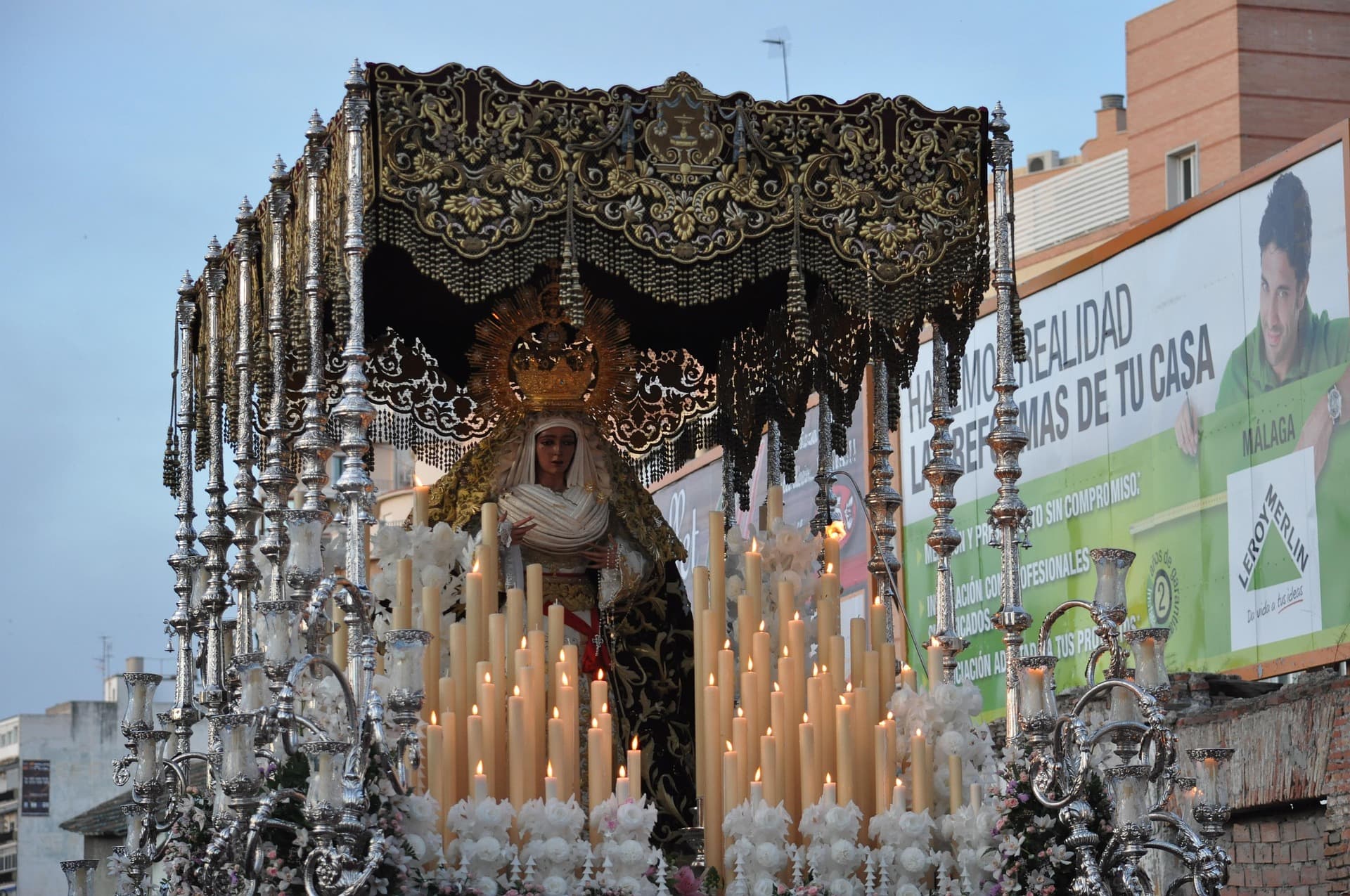 Procesión nocturna de Semana Santa en Málaga