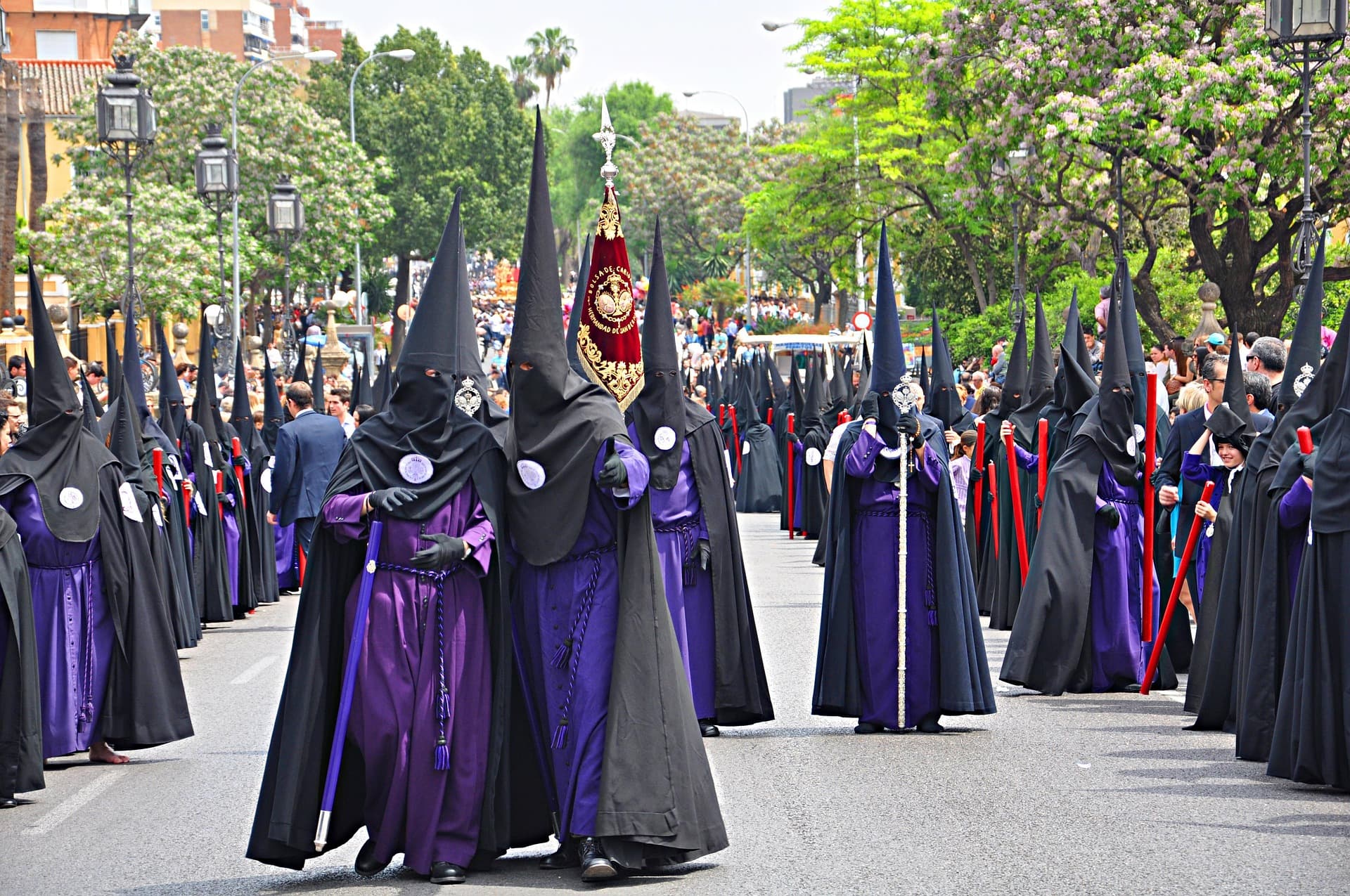 Nazarenos en procesión durante la Semana Santa de Sevilla