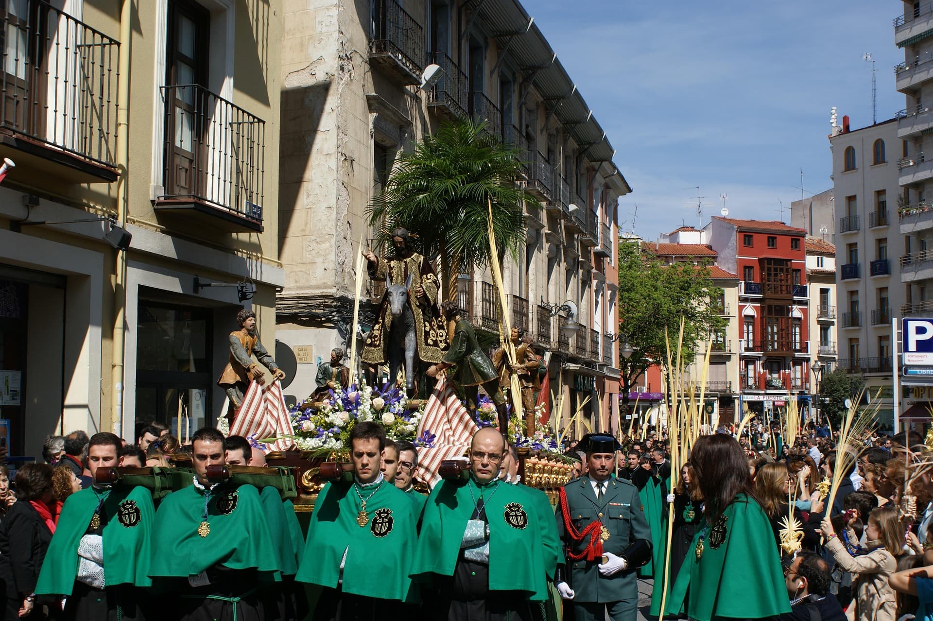 Procesión de Semana Santa en Valladolid con pasos de imaginería